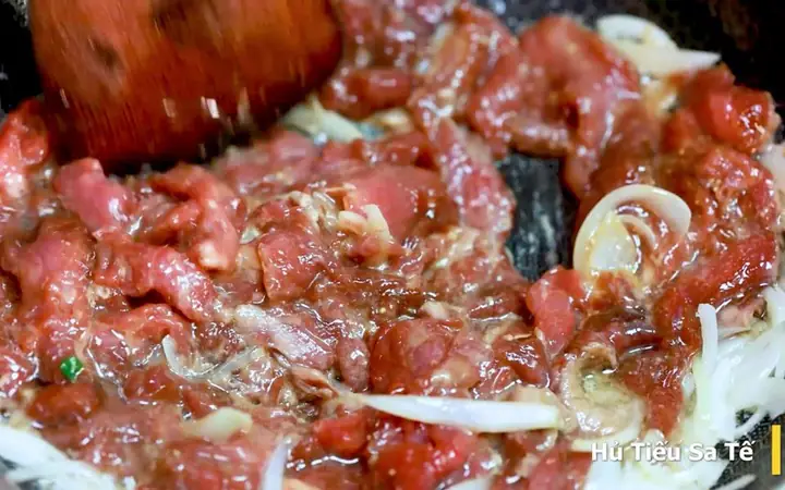 Bước 5: Xào thịt bê Bước 5: Xào thịt bê