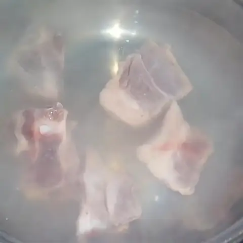 Sơ chế xương heo và tôm Sơ chế xương heo và tôm