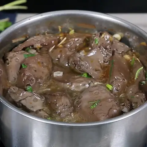 Cho huyết heo vào Cho huyết heo vào