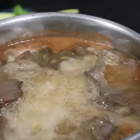 Cho huyết heo vào Cho huyết heo vào