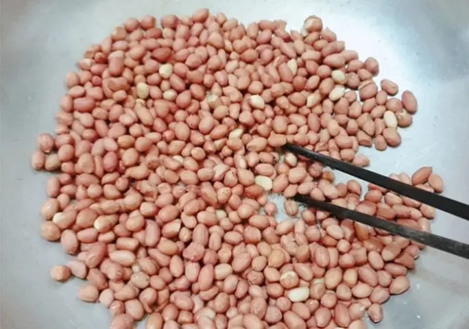 Bước 1: Rang Lạc