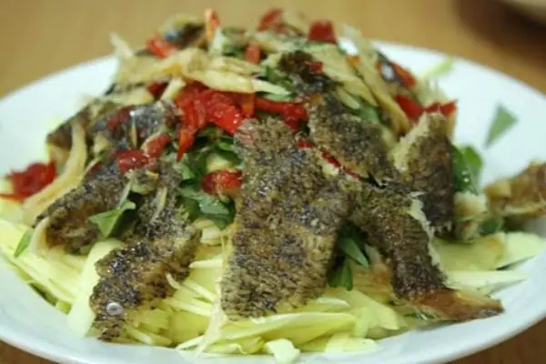 Khô cá sặc trộn gỏi xoài Khô cá sặc trộn gỏi xoài