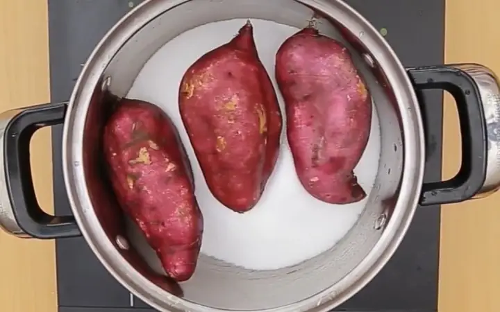 3Luộc khoai bằng muối