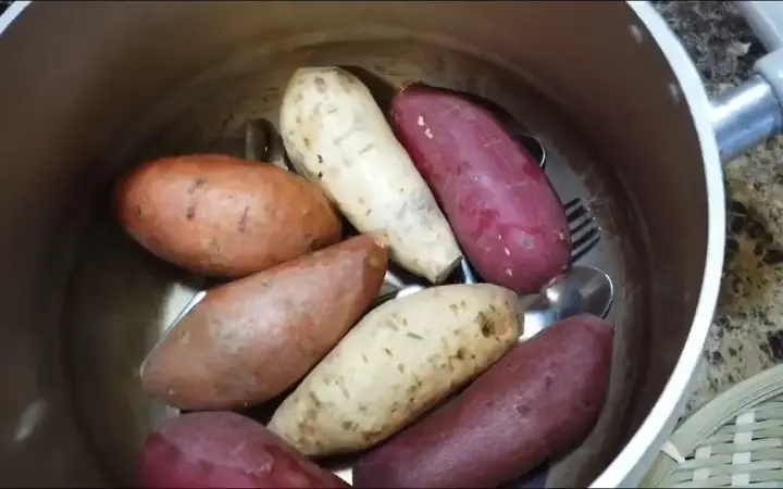 1Luộc khoai bằng thìa