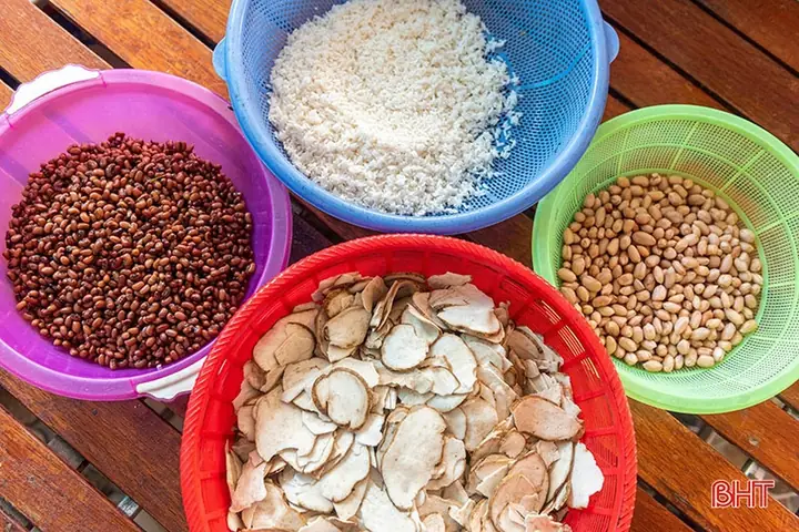 (baohatinh.vn) - Từ Những Nguyên Liệu Đơn Giản, Dễ Kiếm, Khoai Xéo Đã Trở Thành Món Ăn Dân Dã, Quen Thuộc Trong Đời Sống Người Dân Hà Tĩnh Nói Chung Và Huyện Nghi Xuân Nói Riêng.