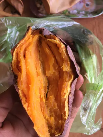 Cách luộc khoai lang mật sao cho ngon để nhâm nhi mấy ngày mưa lạnh có vẻ sẽ rất lạ với không ít người. Tuy nhiên, những ai thích khoai lang mật thì hẳn là không hề lạ. Và để có những củ khoai mật ngon như ý, chắc chắn chúng ta không thể bỏ qua cách chọn, cũng như cách luộc khoai lang mật được chia sẻ sau đây.