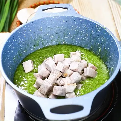 2.2. Hướng Dẫn Chi Tiết Cách Nấu Chè Khoai Môn Nếp Lá Dứa 2.2. Hướng Dẫn Chi Tiết Cách Nấu Chè Khoai Môn Nếp Lá Dứa