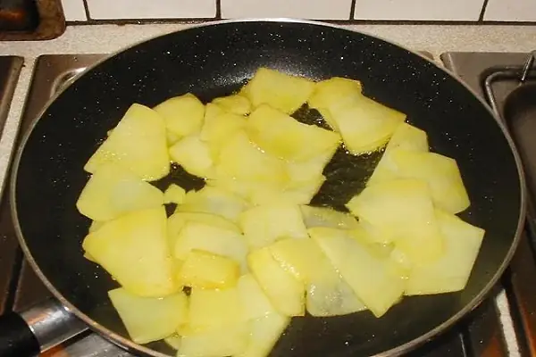 Bước 2: Cách xào khoai tây với cà chua