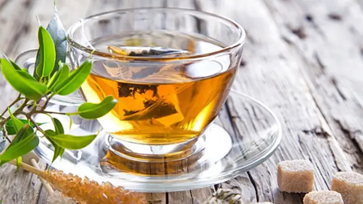 Bước 2: Cho Lá Đinh Lăng Vào Nấu