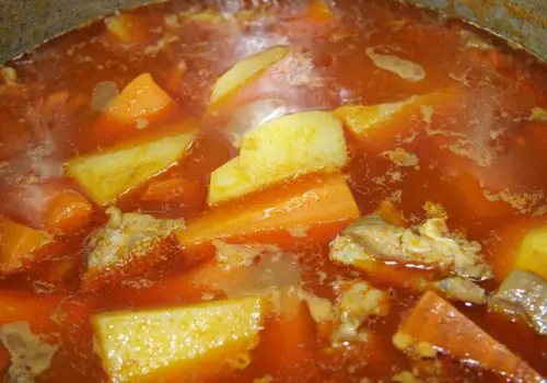 Thay Vì Thưởng Thức Lagu Bò Quen Thuộc, Chỉ Với Một Chút Biến Tấu Bạn Đã Có Ngay Món Lagu Lưỡi Lợn Thơm Bùi Đặc Biệt.