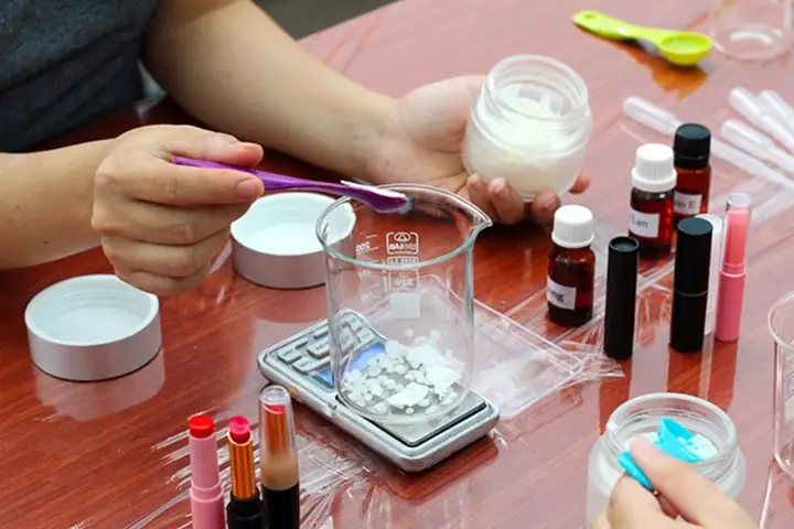 Lưu ý gì khi tự làm son kem từ son thỏi Lưu ý gì khi tự làm son kem từ son thỏi