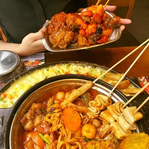 Chuẩn bị nguyên liệu nấu lẩu Tokbokki