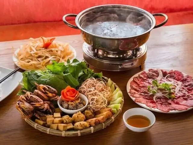 1. Vì sao lẩu bắp bò mồng tơi là món “chân ái” mùa mưa?