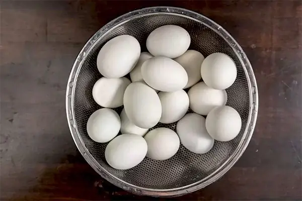 Cách chọn hột vịt lộn ngon để nấu lẩu