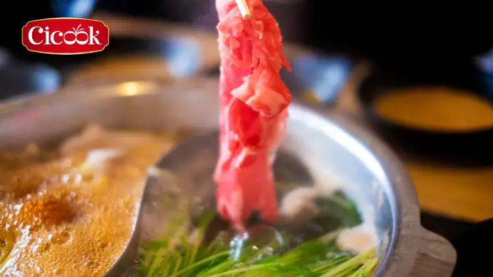 Bước 3: Thưởng thức lẩu bò nhúng chua cay