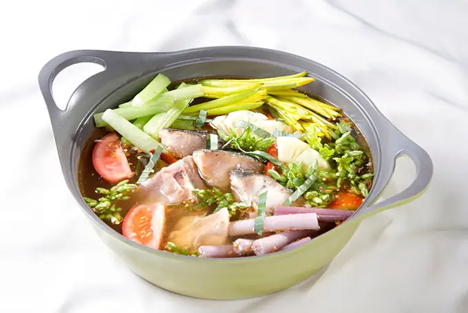 Tiến hành nấu Lẩu Cá Bớp măng chua miền Trung