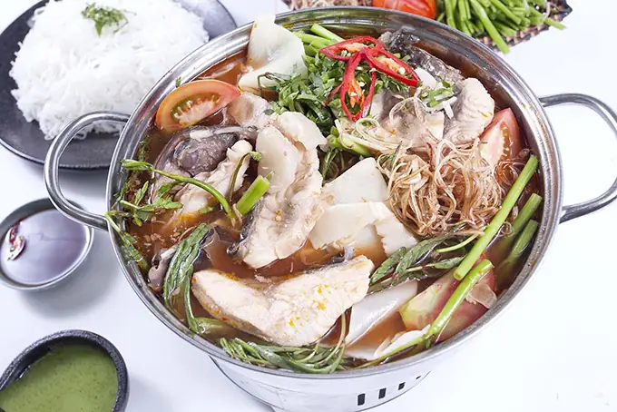 Tiến hành cách nấu Lẩu Cá Bớp lá giang