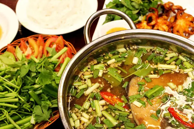 Tiến Hành Cách Nấu Lẩu Cá Bớp Chua Cay