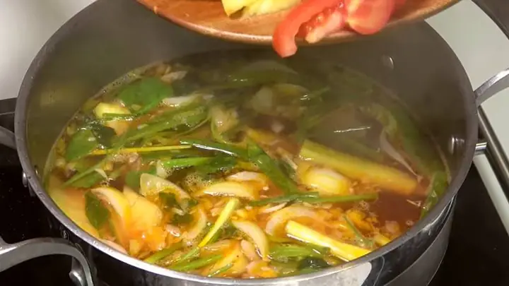 Bước 3Nấu lẩu cá chim Bước 3Nấu lẩu cá chim