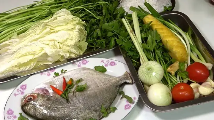 1Nguyên liệu làm món lẩu cá chim 1Nguyên liệu làm món lẩu cá chim