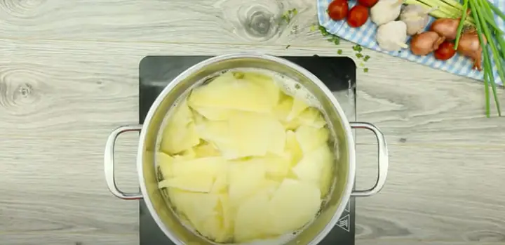 Cách Nấu Lẩu Cá Diêu Hồng Măng Chua