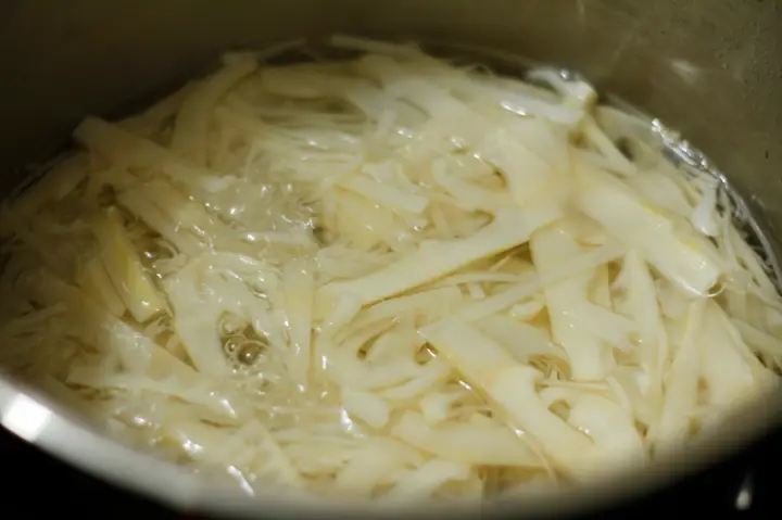 Cách làm lẩu cá lăng măng chua