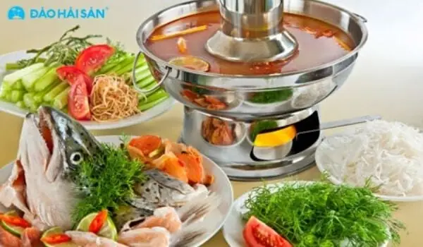 Bước 3: Thưởng Thức Món Lẩu Cá Hồi Chua Cay Cực Ngon