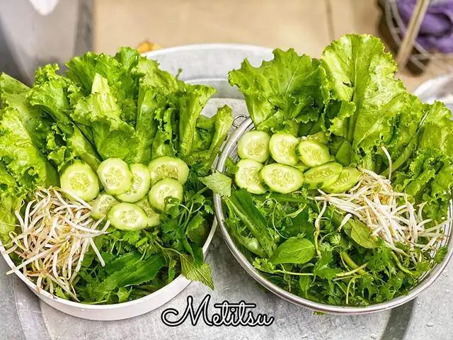 Lẩu cá khoai chua cay kèm thêm mực nhúng, bắp bò tươi, đặc biệt ko thể thiếu rau cần và thì là - chắc chắn là một món ăn ngon hết nấc cho ngày đông!