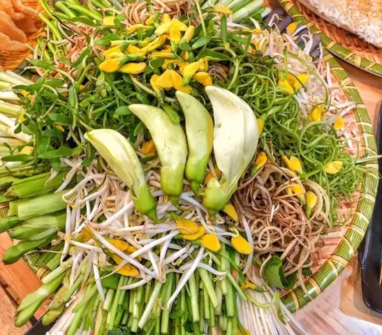 Bước 3: Sơ Chế Các Loại Rau Củ Quả Cho Cách Nấu Lẩu Mắm Cá Linh