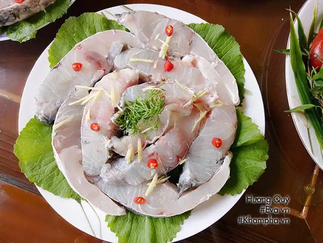 Những ngày se lạnh, cùng cả nhà quây quần bên nồi lẩu cá thuyền chài, nhâm nhi hương vị tươi ngon, nóng hổi của cá cùng các loại rau nhúng thì còn gì bằng. Những ngày se lạnh, cùng cả nhà quây quần bên nồi lẩu cá thuyền chài, nhâm nhi hương vị tươi ngon, nóng hổi của cá cùng các loại rau nhúng thì còn gì bằng.