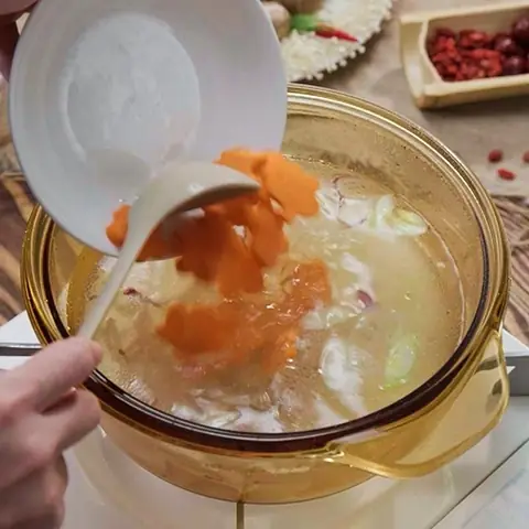 Bước 4: Nấu Nước Dùng Lẩu Chim Bồ Câu