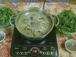 Hướng Dẫn Mọi Người Cách Chế Biến Nồi Lẩu Mèo Ăn Kèm Rau Má Ngon Lành Để Nhậu Trong Thời Tiết Lạnh Lẽo Ngày Đông.