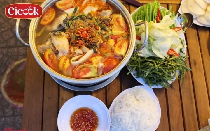 Cách 2: Nấu Lẩu Cá Hú Chua Cay Nhanh Bằng Lon Xốt Lẩu Cicook
