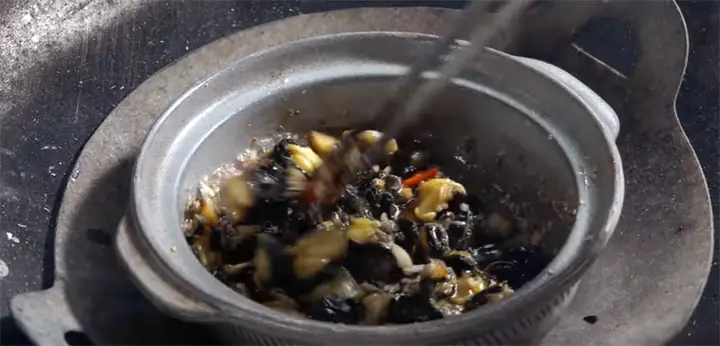 Xào ốc và cơm mẻ