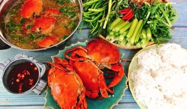 Thưởng thức thành quả sau khi áp dụng cách nấu lẩu cua Cà Mau Thưởng thức thành quả sau khi áp dụng cách nấu lẩu cua Cà Mau