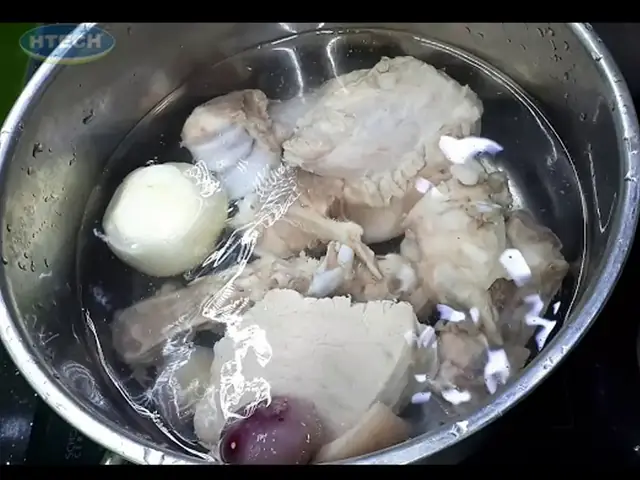 4.1. Ninh xương ống để nấu nước dùng