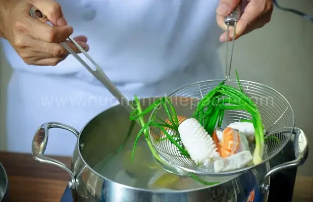 Bước 6: Chần Hải Sản Bước 6: Chần Hải Sản