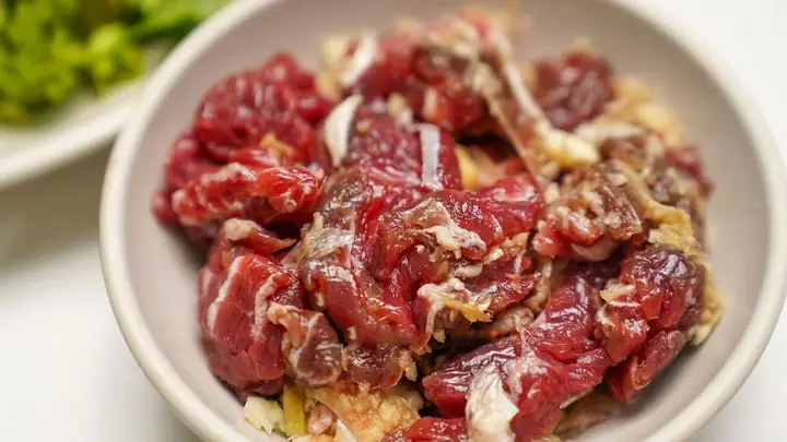 Bước 2 Sơ Chế Và Ướp Thịt Bò