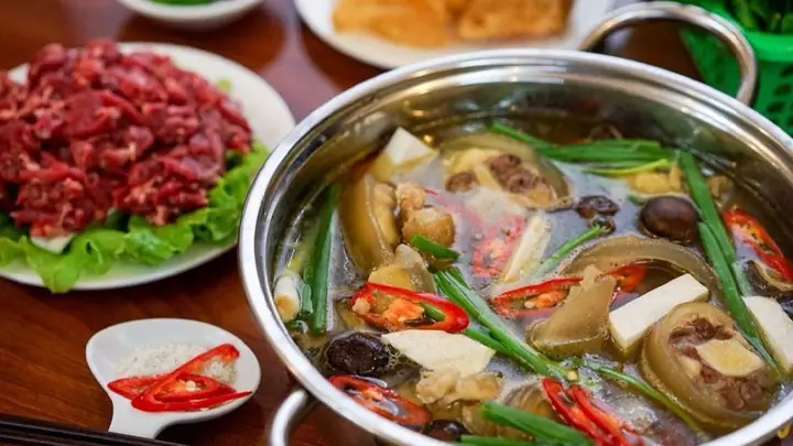 Cuối tuần ăn lẩu nhưng bạn chưa biết nấu gì thì đừng nên bỏ qua bài viết này. Cùng học ngay cách nấu lẩu dựng bò thơm ngon đậm vị, ăn là ghiền ngay nhé!