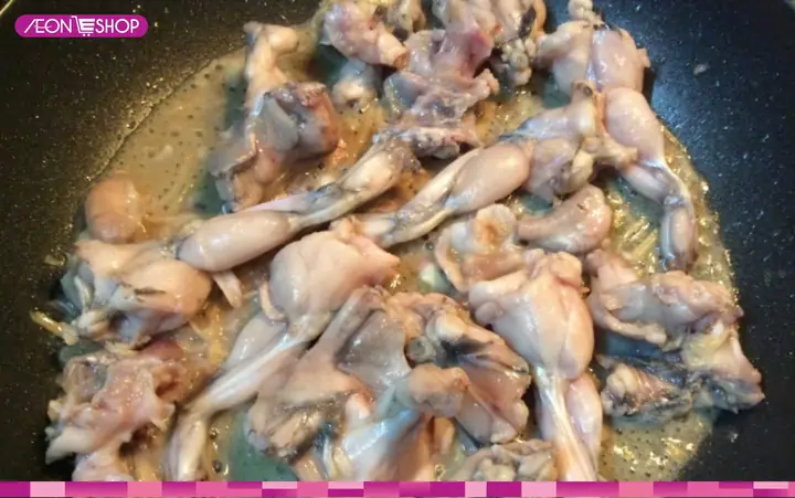 Bước 3: Xào thịt ếch