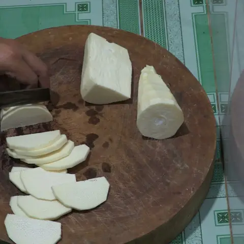 Sơ chế nguyên liệu và luộc măng Sơ chế nguyên liệu và luộc măng