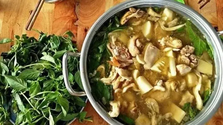 Ẩm thực luôn là niềm tự hào của Việt Nam ta. Trong đó, có những món lại gợi nhớ và đưa ta về với hương vị quê nhà do chính tay mẹ nấu, nhất là đối với những người con xa quê. Và lẩu gà lá é chính là một trong nhữngmón ănnhư vậy. Ẩm thực luôn là niềm tự hào của Việt Nam ta. Trong đó, có những món lại gợi nhớ và đưa ta về với hương vị quê nhà do chính tay mẹ nấu, nhất là đối với những người con xa quê. Và lẩu gà lá é chính là một trong nhữngmón ănnhư vậy.