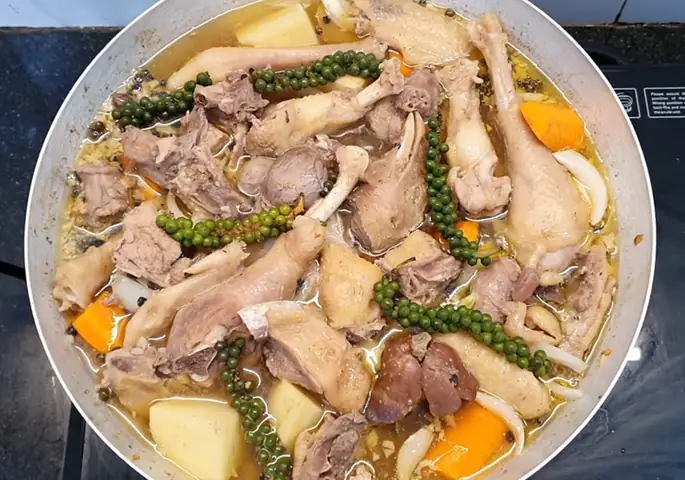 Lẩu gà nấu tiêu xanh