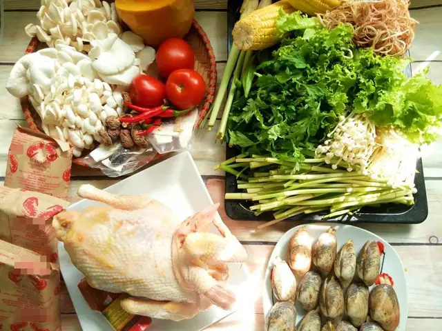 Vào Những Ngày Se Lạnh, Được Cùng Cả Nhà Quây Quần Bên Nồi Lẩu Gà Thập Cẩm Nóng Hổi, Nghi Ngút Khói Thì Còn Gì Bằng.