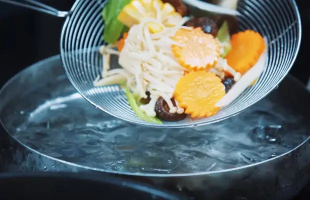 Bước 3: Chần rau củ và hải sản Bước 3: Chần rau củ và hải sản