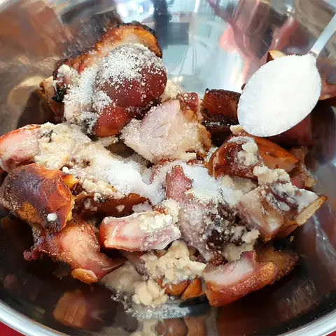 Sơ chế và ướp heo quay với chao Sơ chế và ướp heo quay với chao