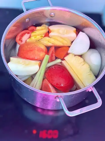 Nước lẩu có vị chua nhẹ, cay nhẹ rất vừa miệng, hoà cùng vị ngọt thanh từ hoa quả, rất nhẹ nhàng nhưng cũng đầy kích thích.