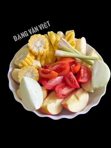 Nước lẩu có vị chua nhẹ, cay nhẹ rất vừa miệng, hoà cùng vị ngọt thanh từ hoa quả, rất nhẹ nhàng nhưng cũng đầy kích thích.