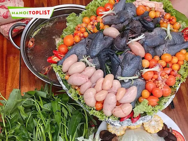 Thưởng thức lẩu kê gà nóng hổi