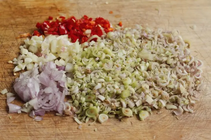 1. Nguyên liệu cần chuẩn bị cho món lẩu mắm hải sản